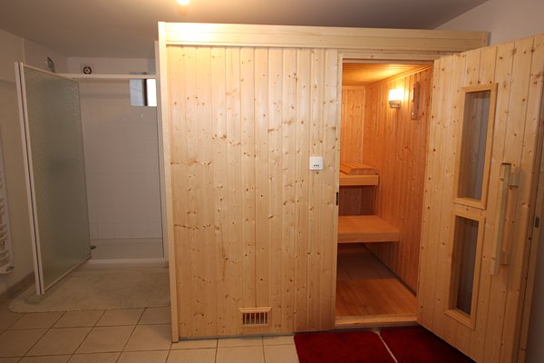 Salle d'eau sauna et douche dans gite en Vendée